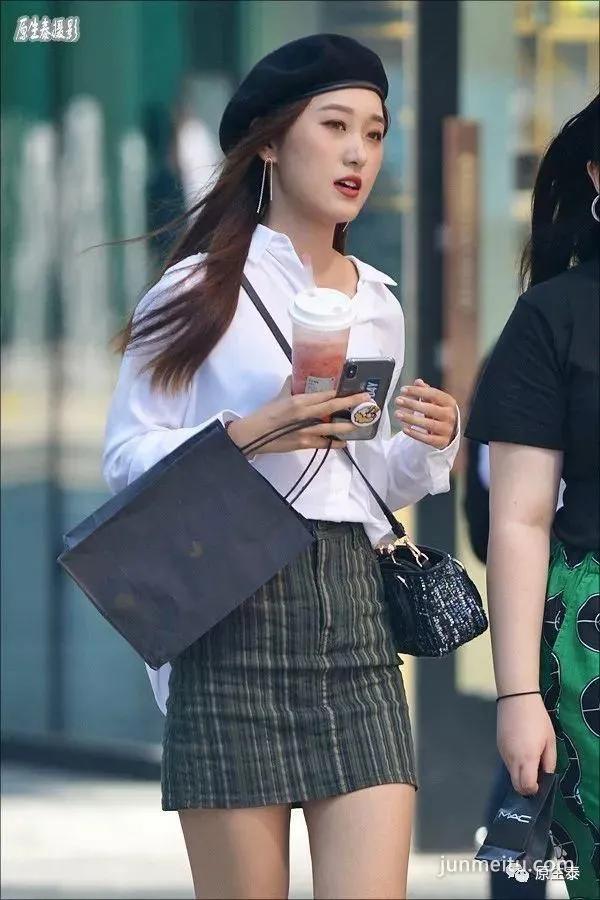 街拍秋季北京美女胡乱穿衣,令人浮想联翩!