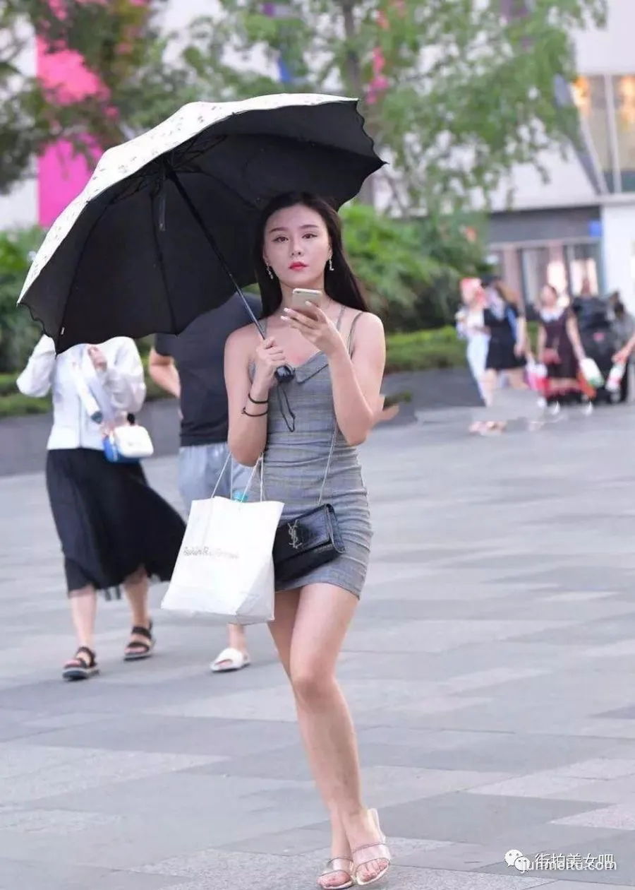 街拍格纹连衣裙搭配透明凉鞋，绽放娇俏的美