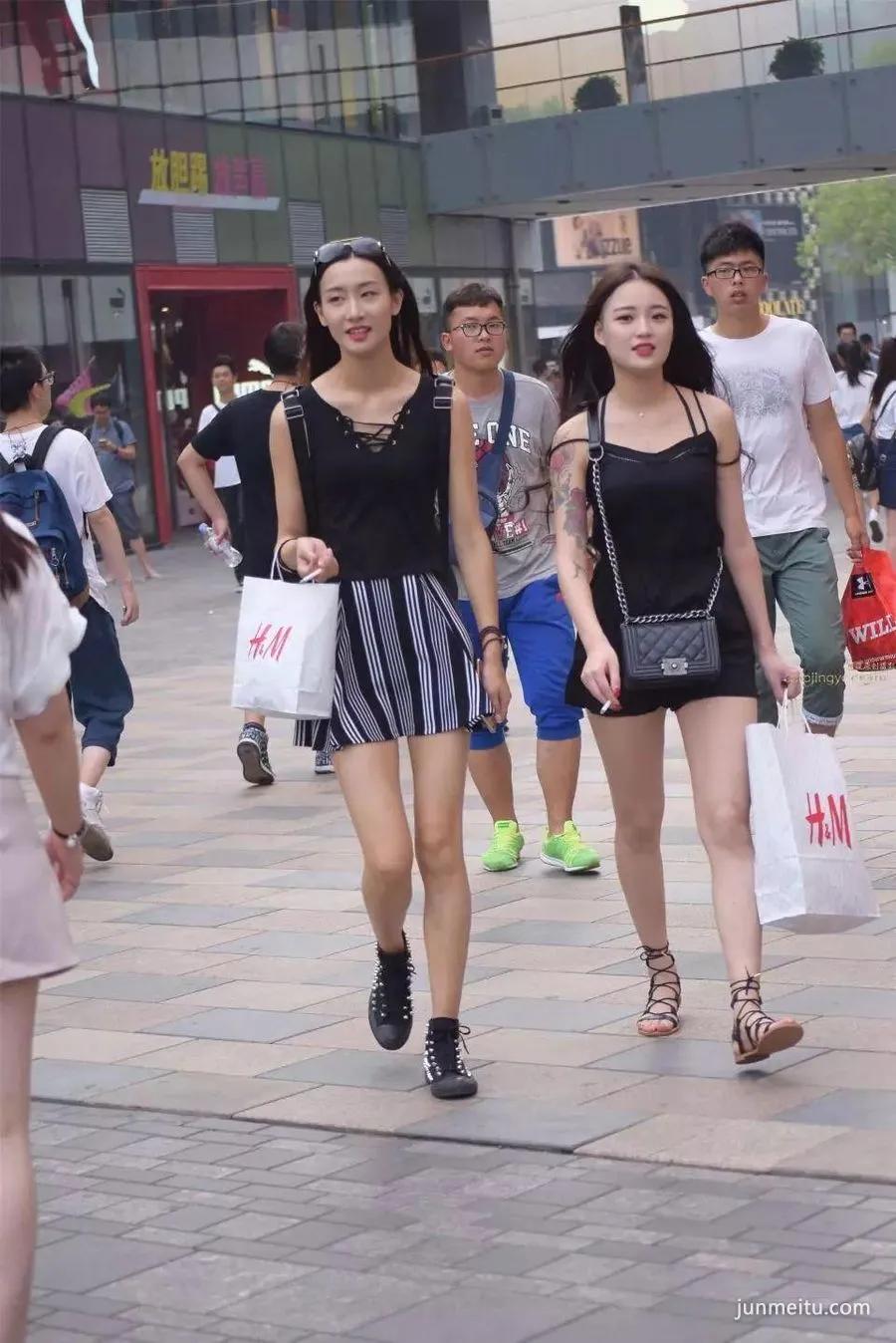 街拍三位好身材时尚美丽白皙玉腿气质妹纸各有风味