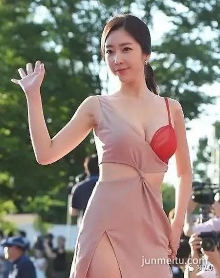高开叉裙性感霸气湿露 诱惑迷人