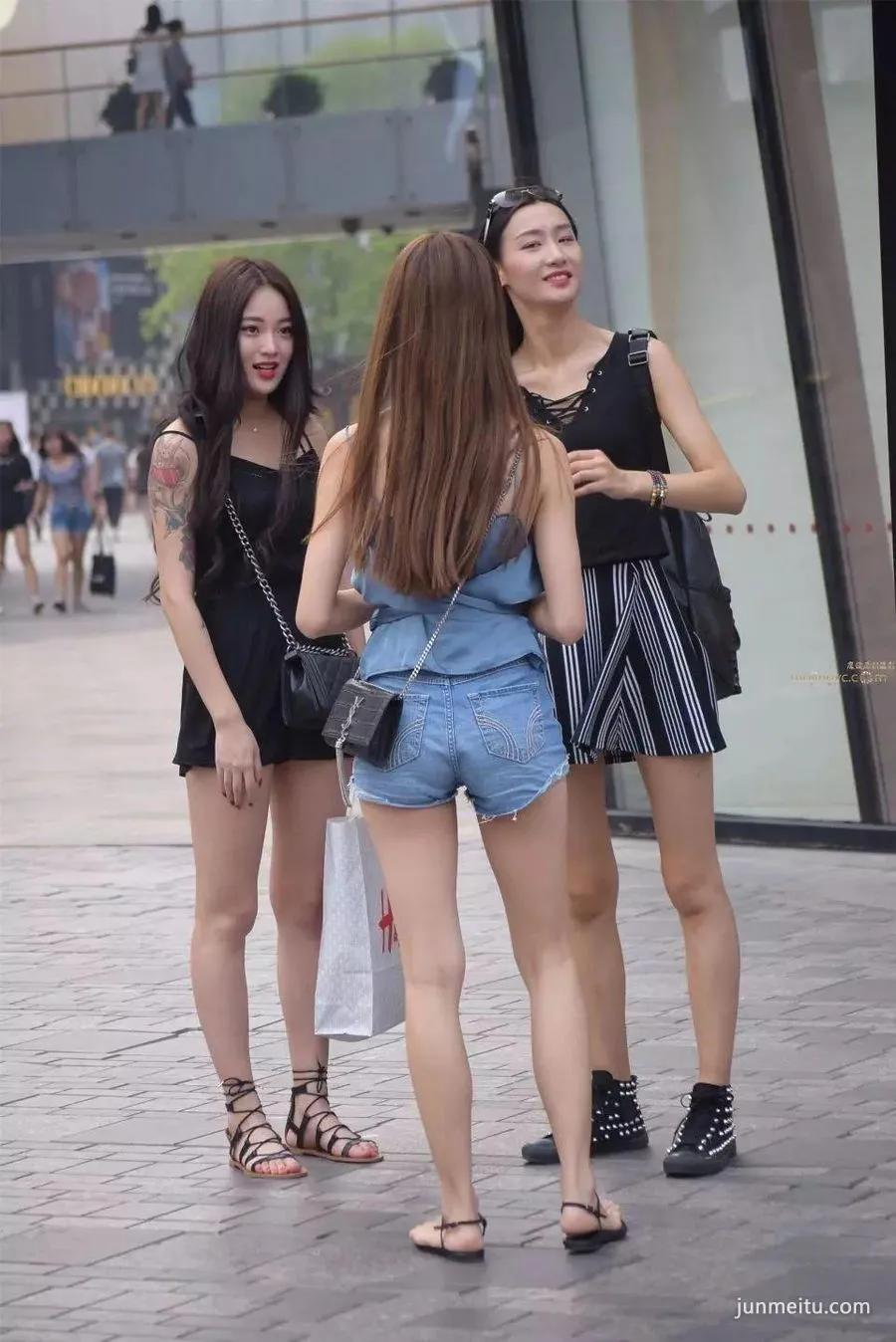 街拍三位好身材时尚美丽白皙玉腿气质妹纸各有风味