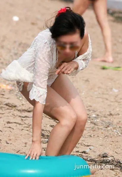海边抓拍比基尼质量太差，见水就透出黑森林