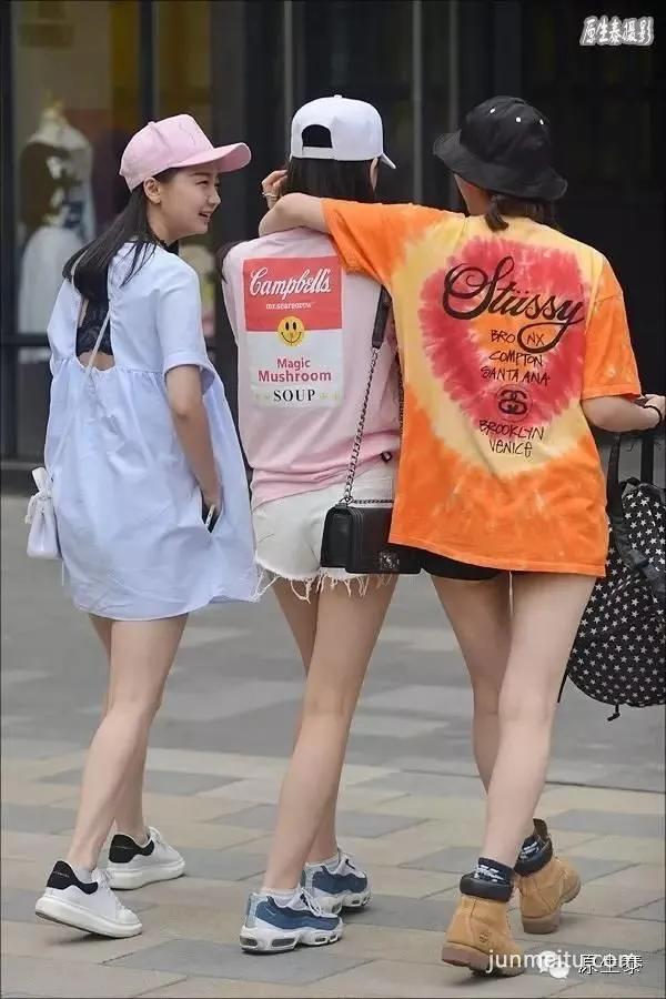 街拍玉腿林立热裤美女秀光腿!(组图)