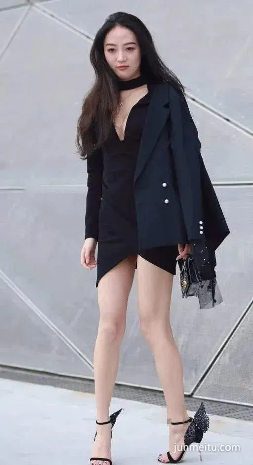 街拍高挑深V紧身包臀裙雪白如玉修长双腿饱满坚挺女郎
