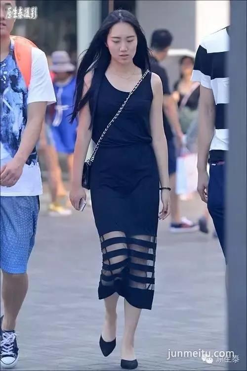 街拍夏日透视装美女性感魅力!(组图)