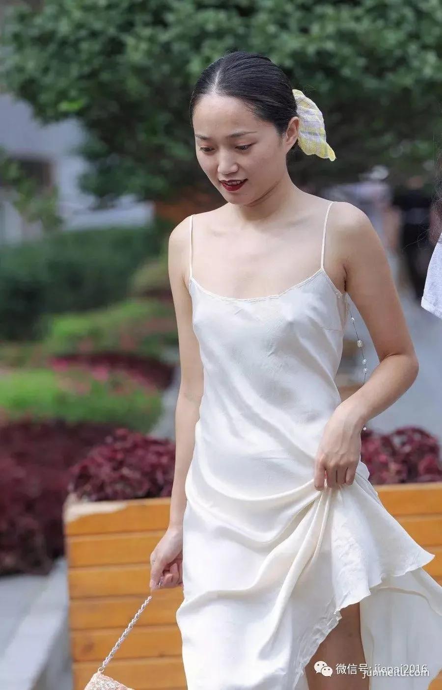 辣妈吊带裙真空上街，小馒头好看又清凉！