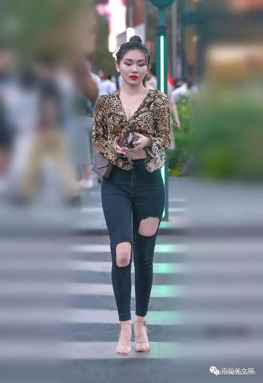 街拍眉清目秀丸子头时尚美身段板正