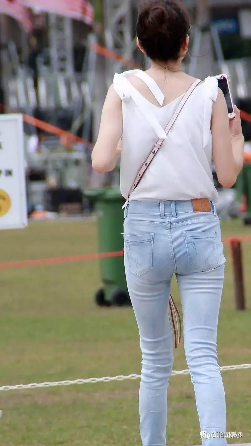 街拍美女 | 气质高挑时尚牛仔长裤墨镜美女