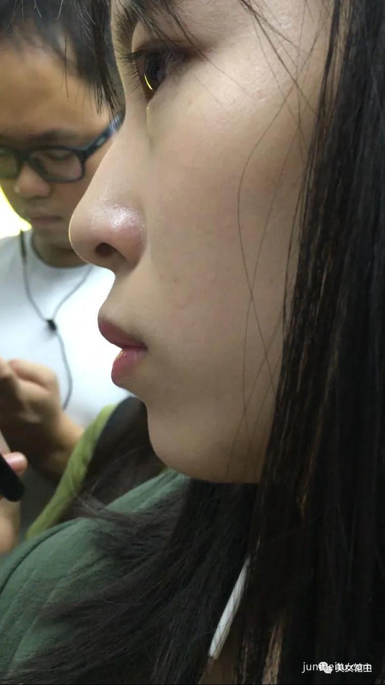 偷拍街拍 | 地铁美女白皙的皮肤很美，离罩露乳走光啦