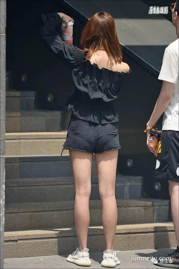 街拍夏日清凉性感美女，太晃眼了吧？
