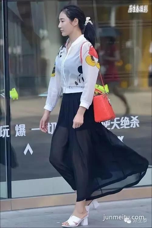 街拍夏日透视装美女性感魅力!(组图)
