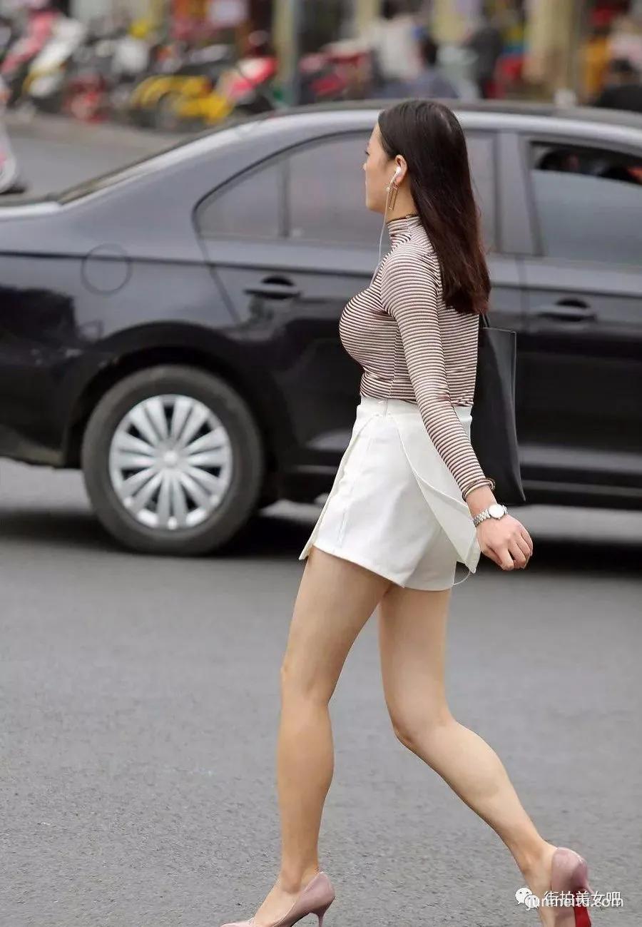 街拍白色短裙搭配