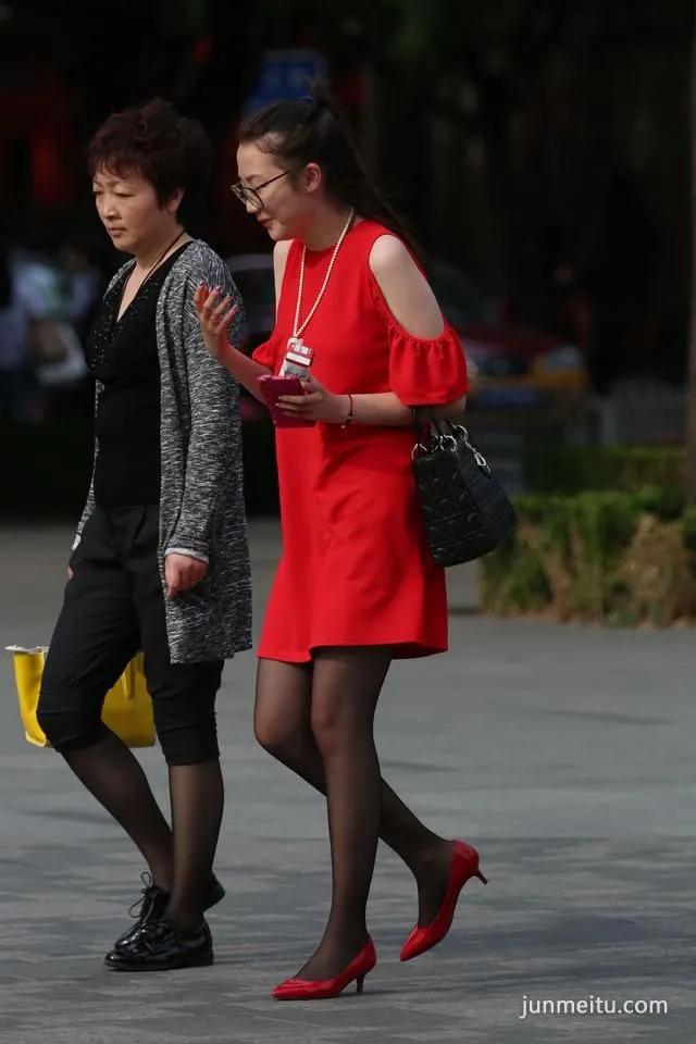 街拍露肩红裙黑丝时尚气质美女，聊什么呢这么开心？