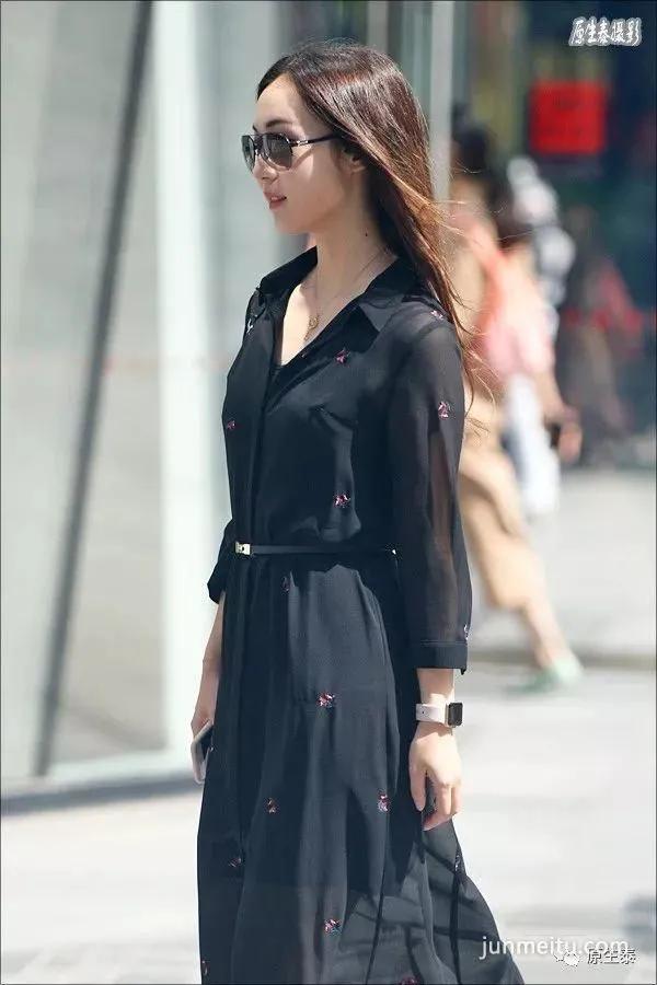 街拍秋季北京美女胡乱穿衣,令人浮想联翩!
