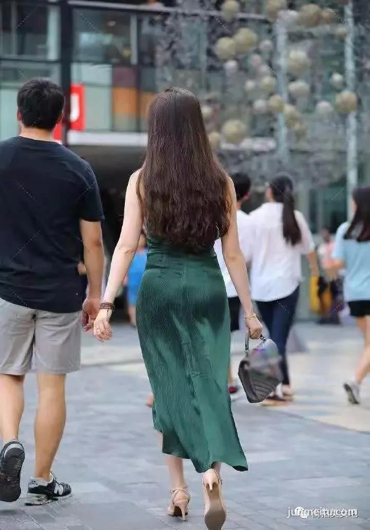 街拍绿色真丝裙搭配手拎包，塑造柔美比例线条