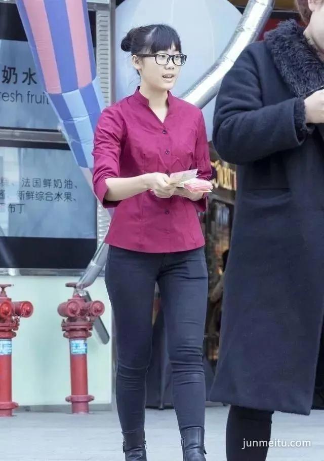街拍清纯丰腴高挑眼镜气质清新紧身裤女郎