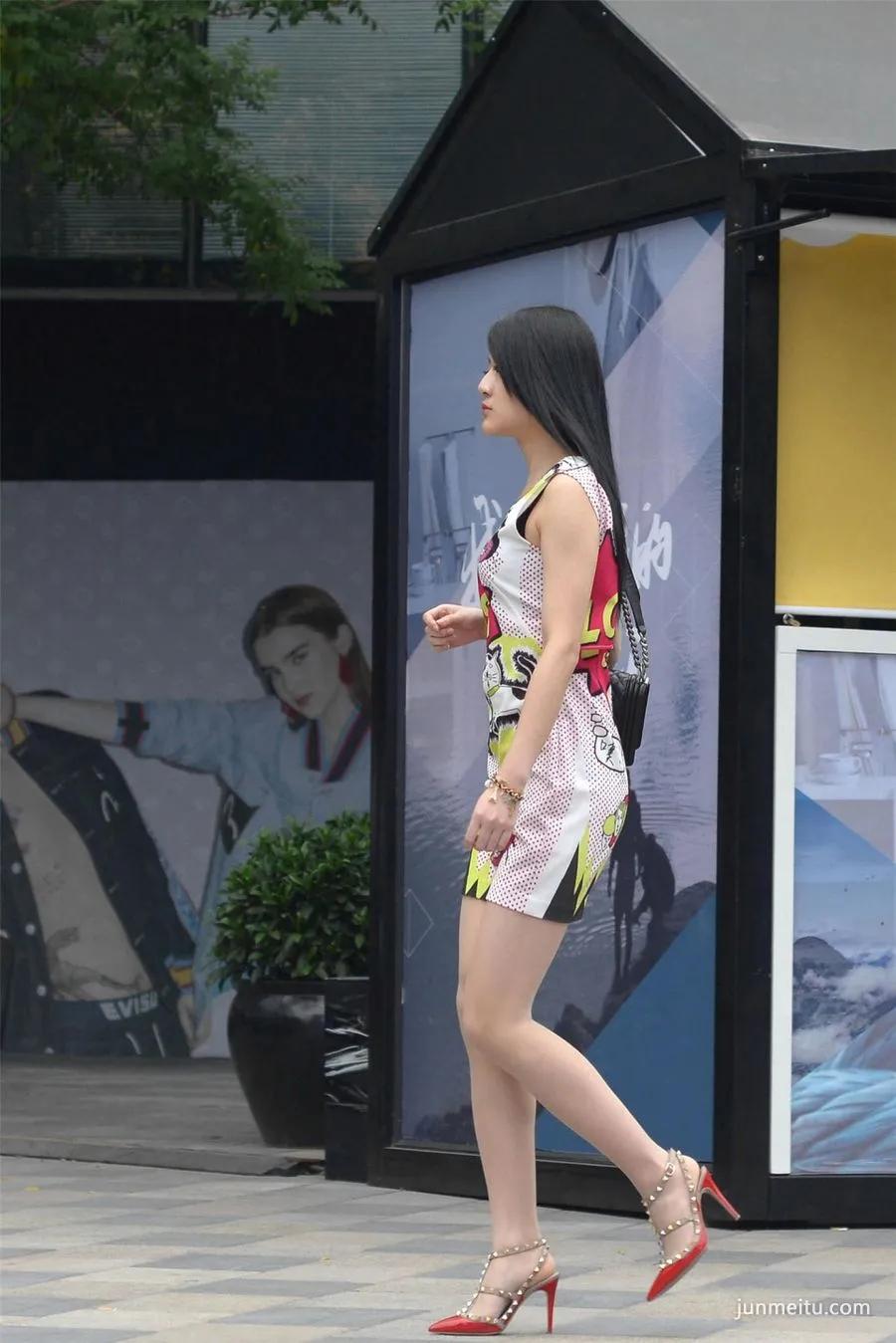 街拍8厘米的细跟铆钉凉鞋，搭配修身连衣短裙，非常好看