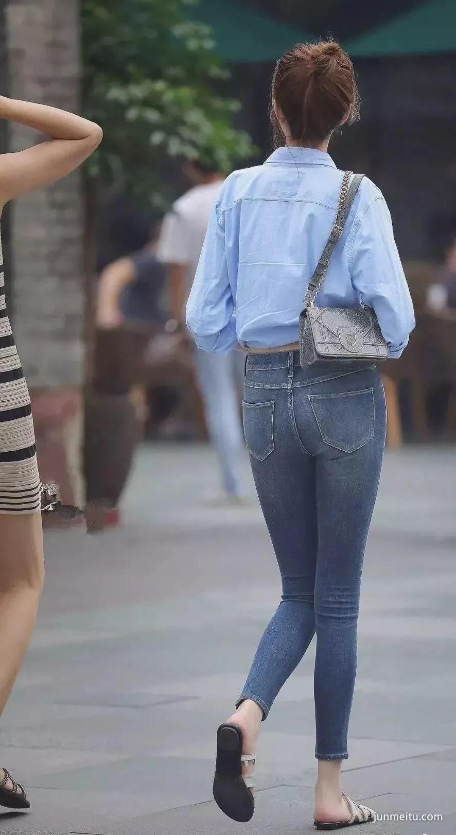 街拍高挑紧身牛仔裤浑圆挺翘苗条修长双腿气质漂亮妹纸