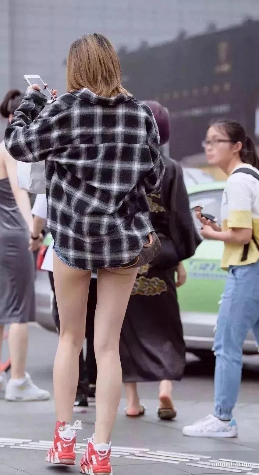 街拍乍一看好像啥都没穿