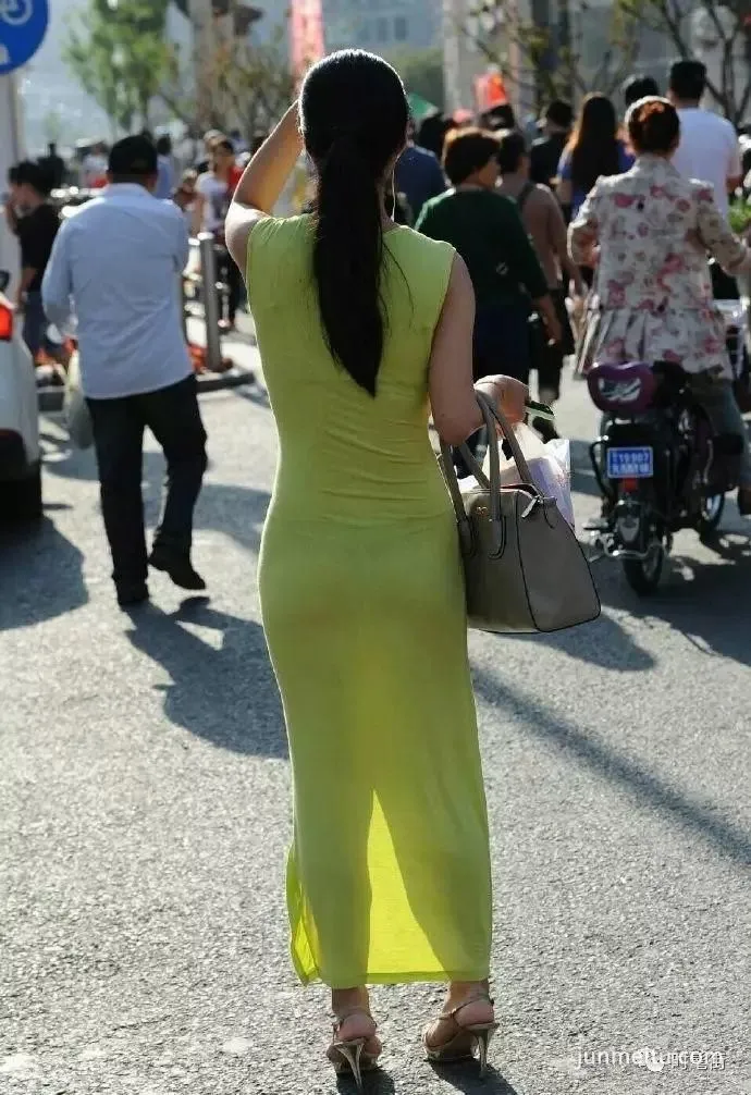 街拍少妇穿紧身连衣裙逛街，辣眼睛！