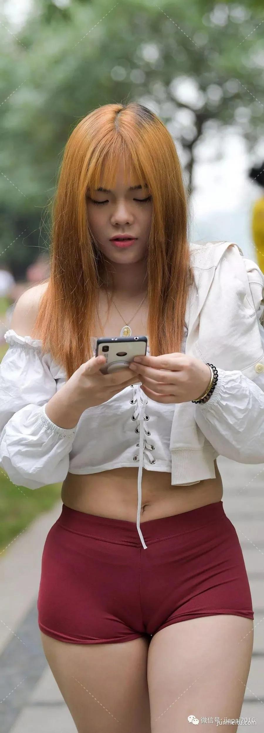 女生穿起紧身热裤,让人心动不已