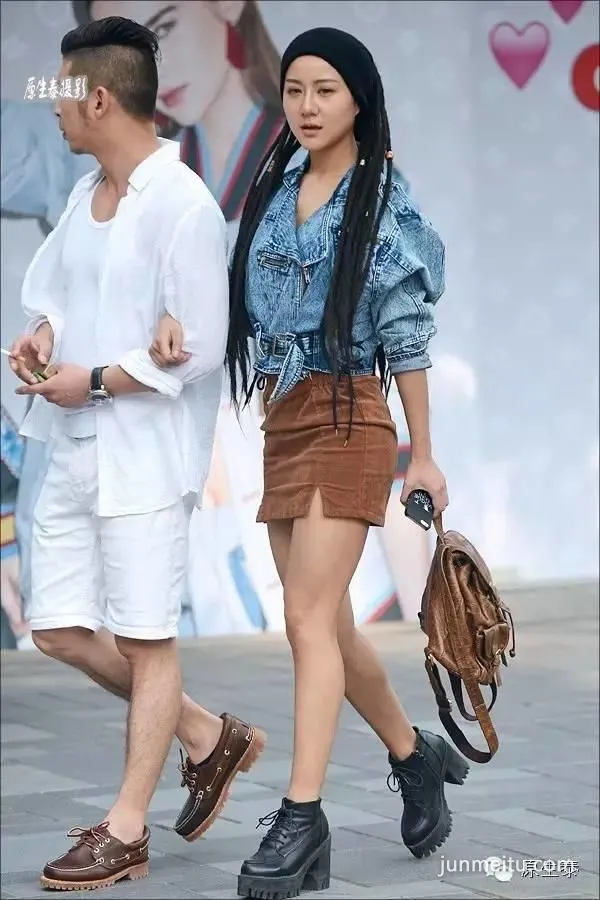 街拍玉腿林立热裤美女秀光腿！（组图）