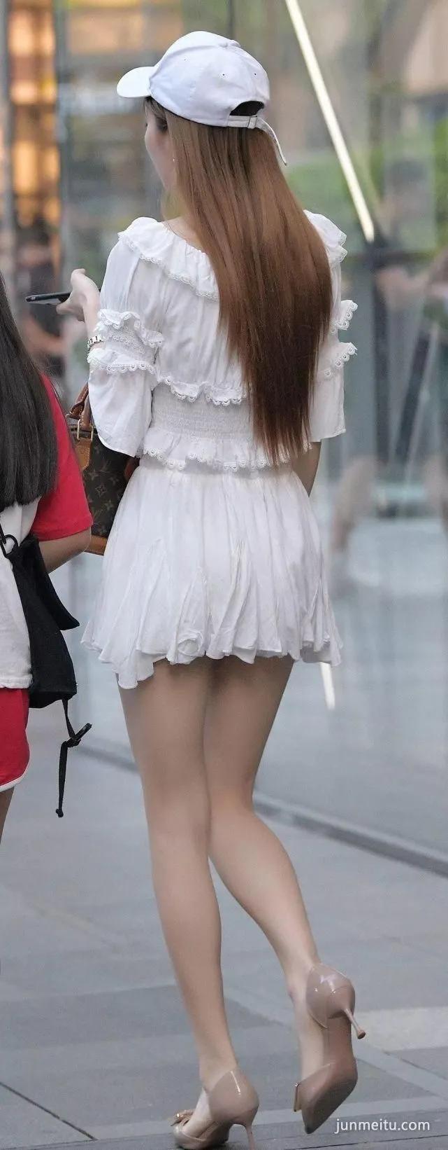 时尚街拍白色超短裙女生，配上大长腿堪称完美