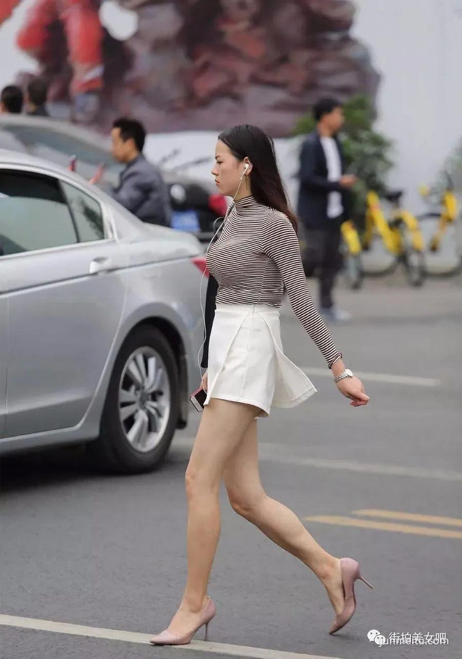街拍白色短裙搭配