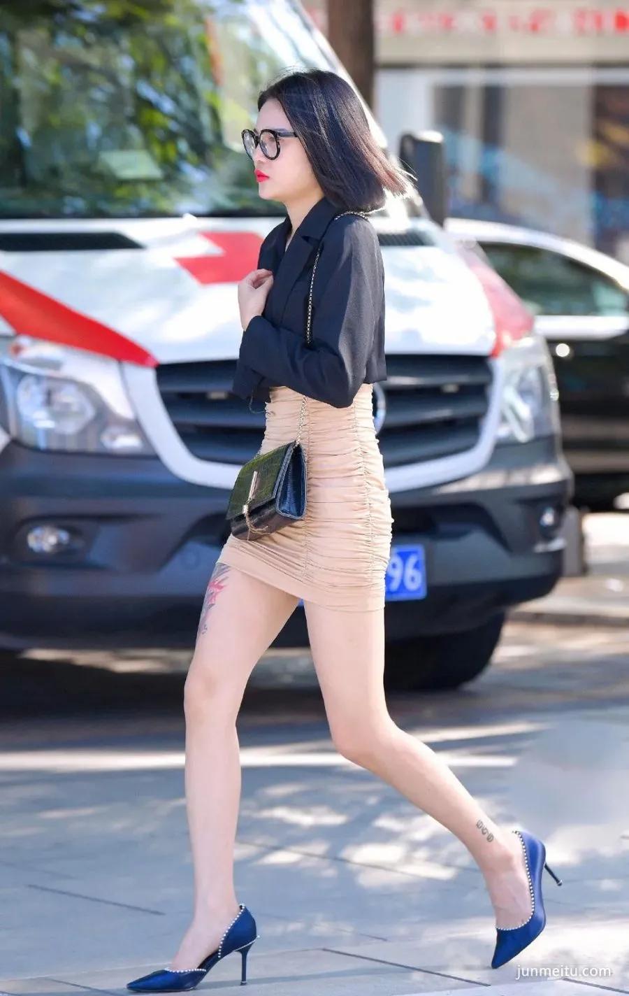 潮流街拍墨镜短发美女，看着很有文艺气质