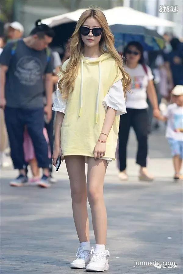 街拍夏日清凉性感美女，太晃眼了吧？