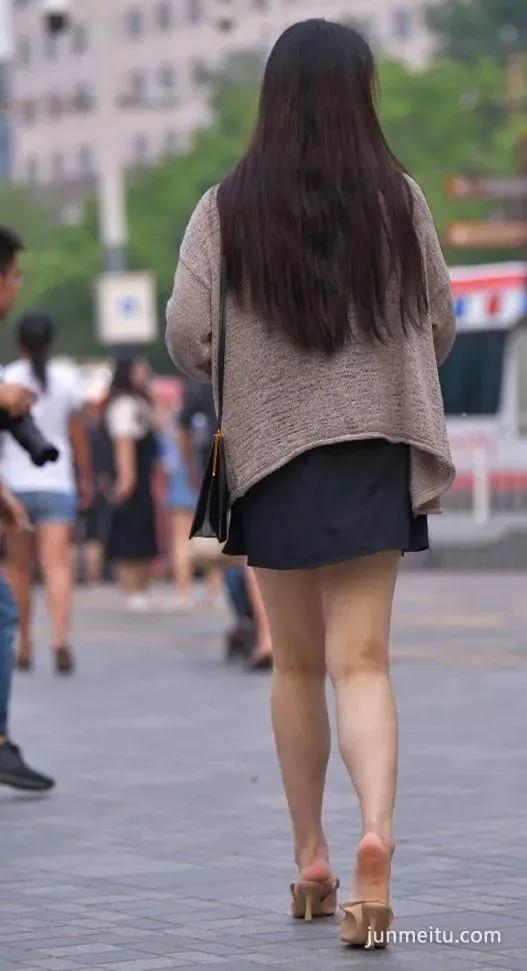 街拍长得漂亮并且很有气质,长发黑裙