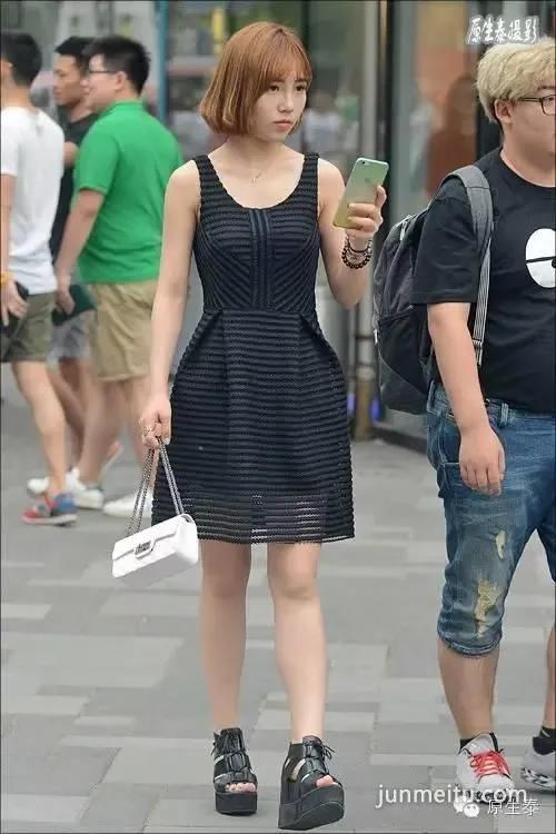 街拍夏日透视装美女性感魅力!(组图)