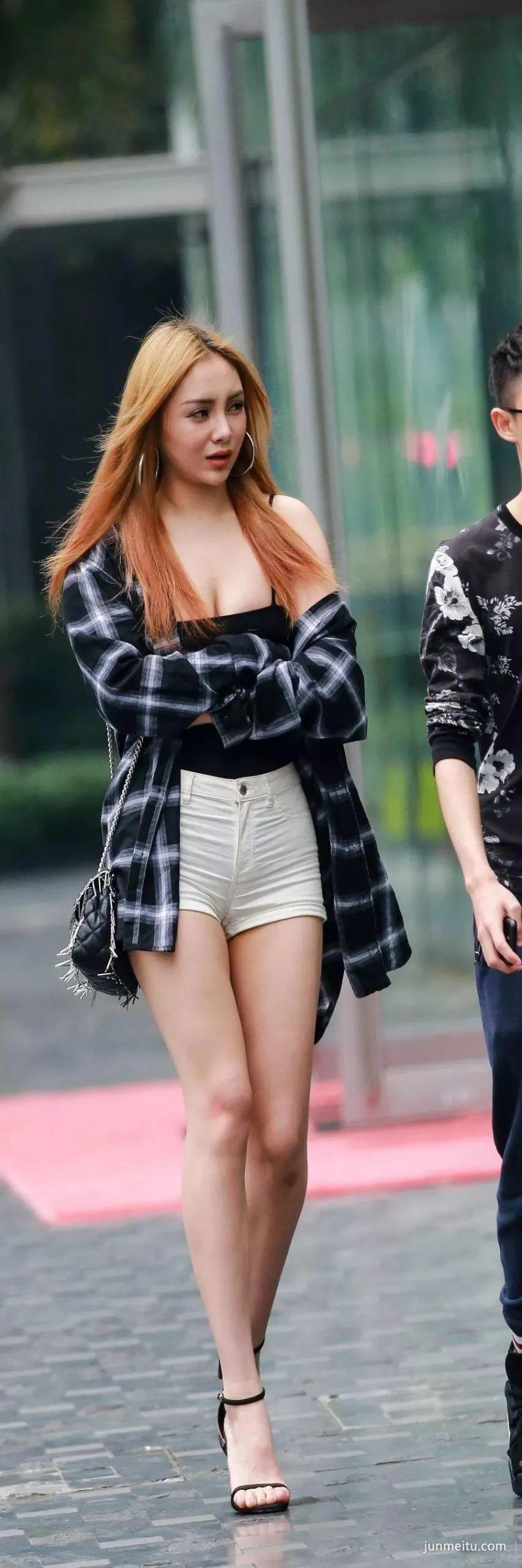 紧绷热裤白皙修长双腿饱满气质女郎