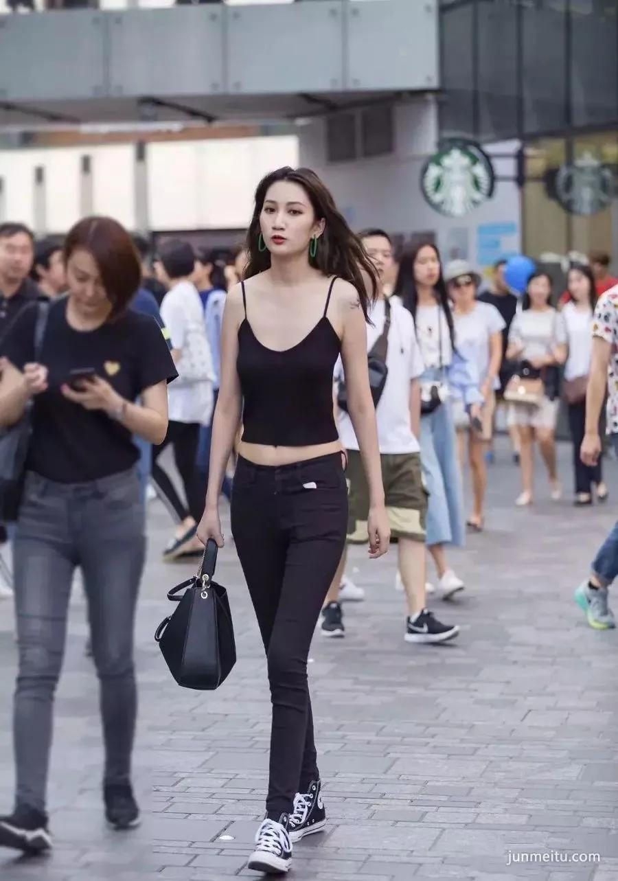 街拍高挑苗条紧身裤气质白皙时尚女郎