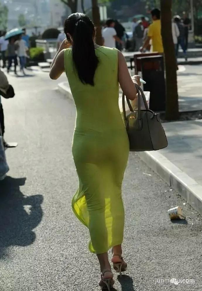 街拍少妇穿紧身连衣裙逛街，辣眼睛！
