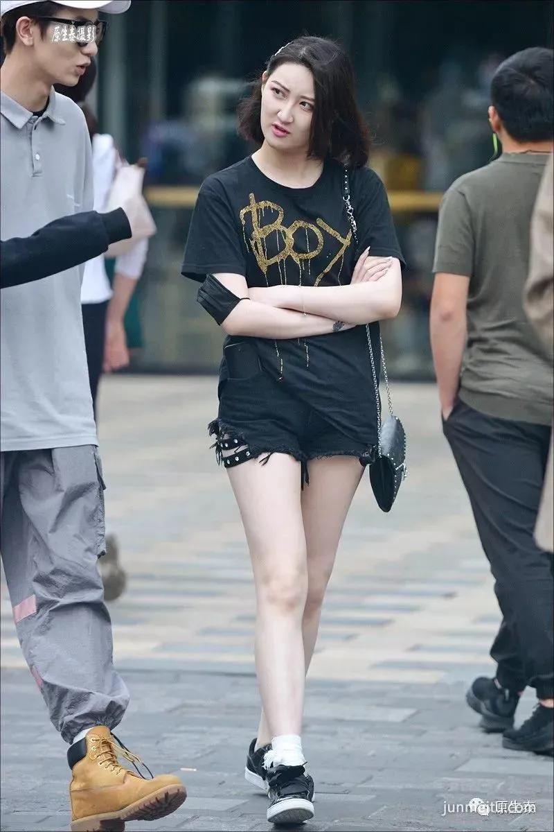 街拍天凉美女依然不舍超短热裤,性感你的眼!
