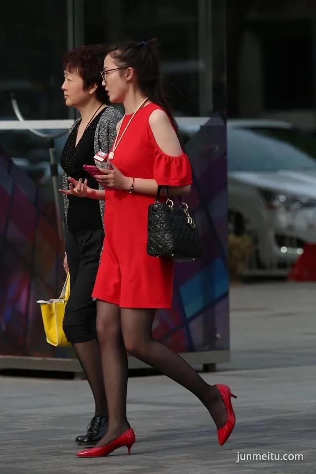 街拍露肩红裙黑丝时尚气质美女，聊什么呢这么开心？