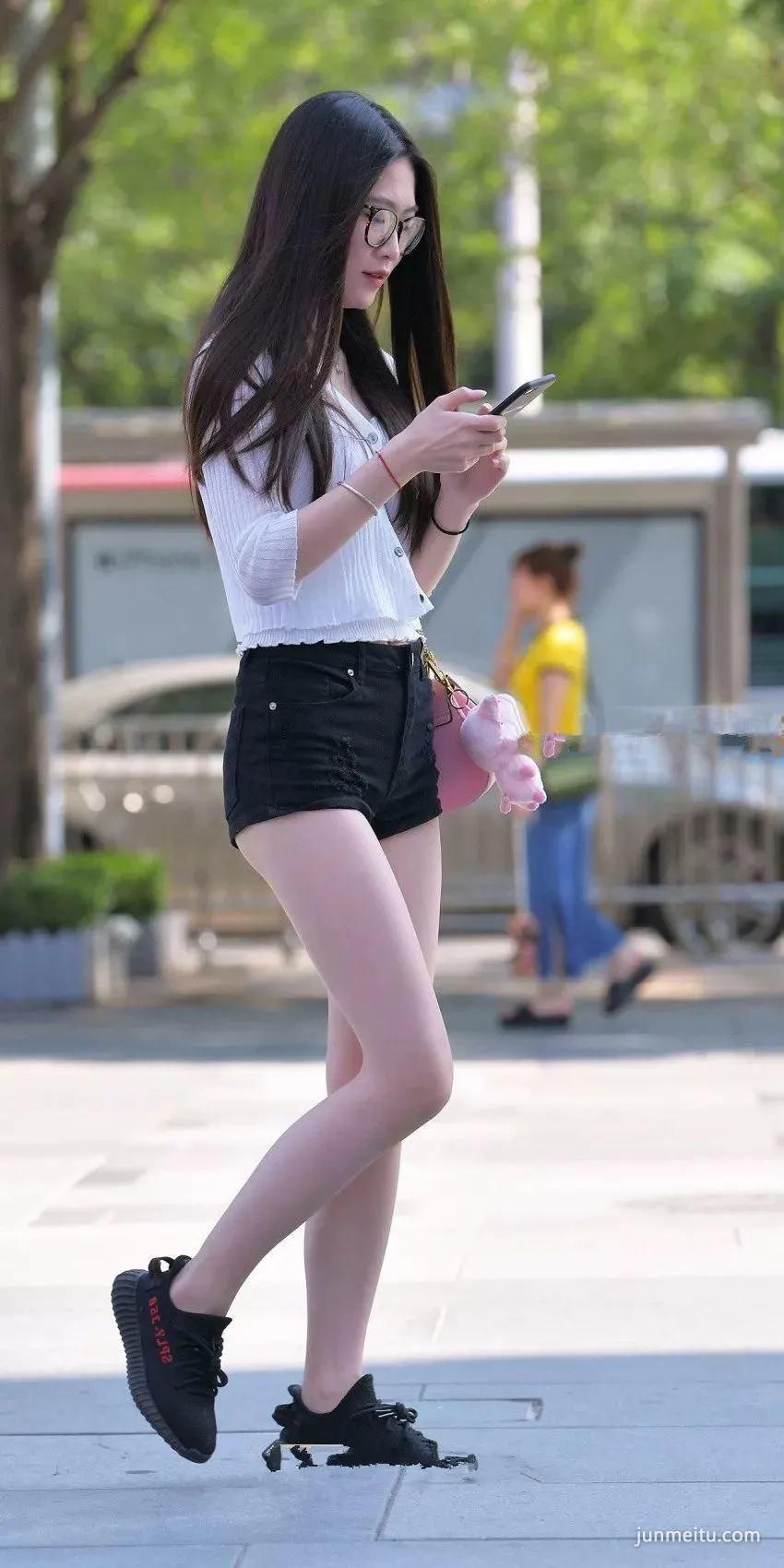 街拍高挑热裤雪白如玉修长双腿挺翘浑圆气质漂亮眼镜美女
