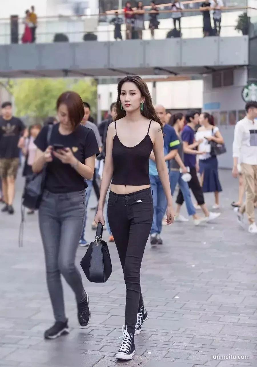 街拍高挑苗条紧身裤气质白皙时尚女郎