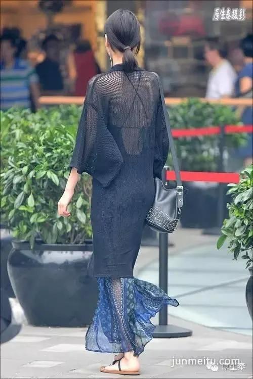 街拍夏日透视装美女性感魅力!(组图)