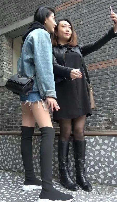 街拍超短热裤吞云吐雾美女