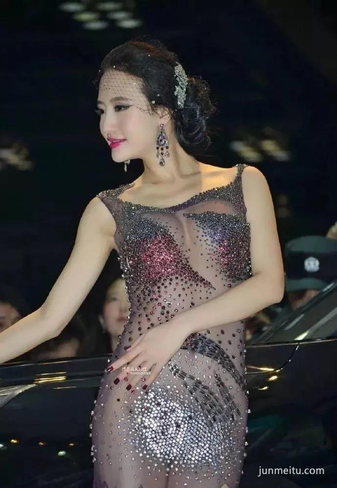 街拍身材高挑透视装车模，出场费很贵！
