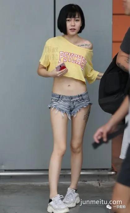 热裤抄底小妹妹撇着腿坐地上走光
