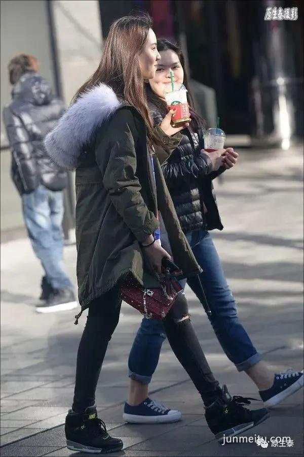 街拍寒冬反季节穿衣的美女，格外惹眼！