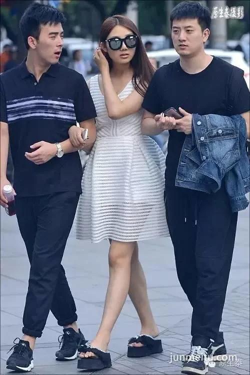 街拍夏日透视装美女性感魅力!(组图)