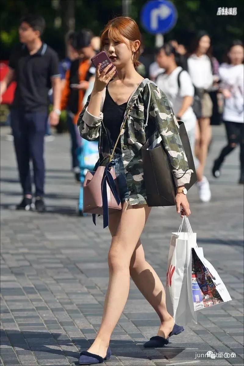 街拍天凉美女依然不舍超短热裤,性感你的眼!