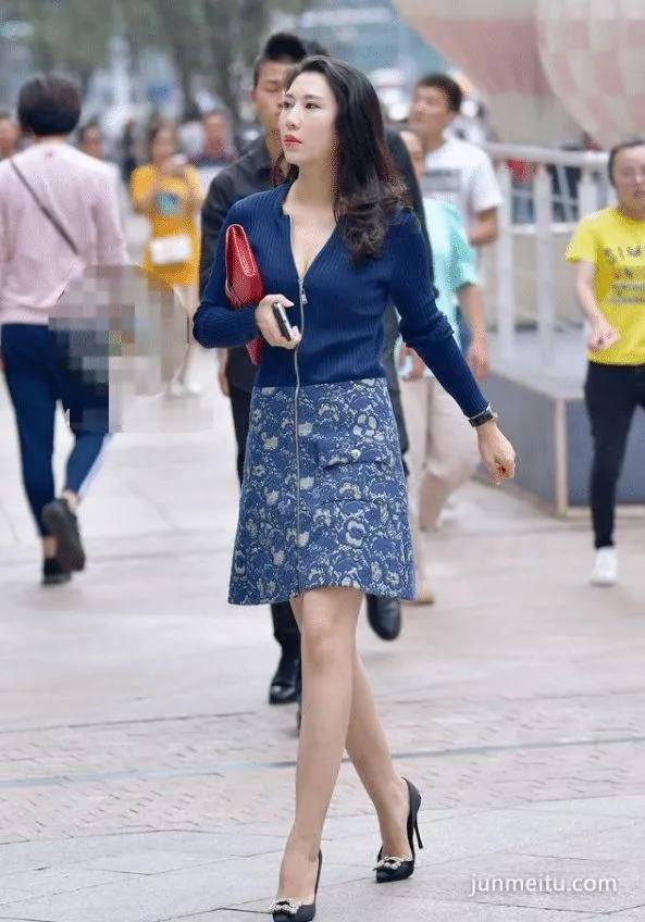 滚叔街拍这才是成熟女人该有的姿态