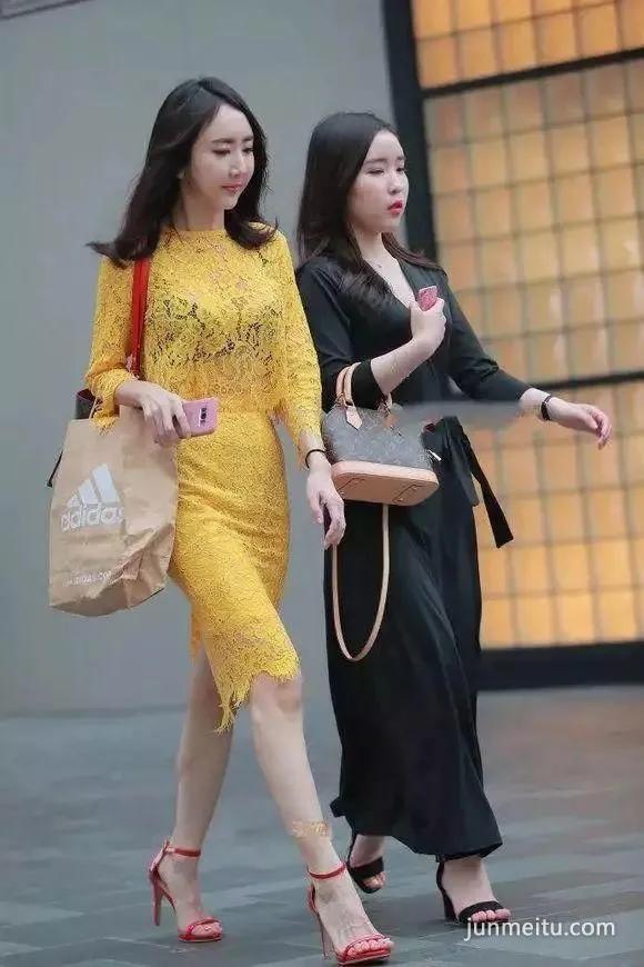 街拍抄底镂空透视包臀连衣裙，姑娘更加性感