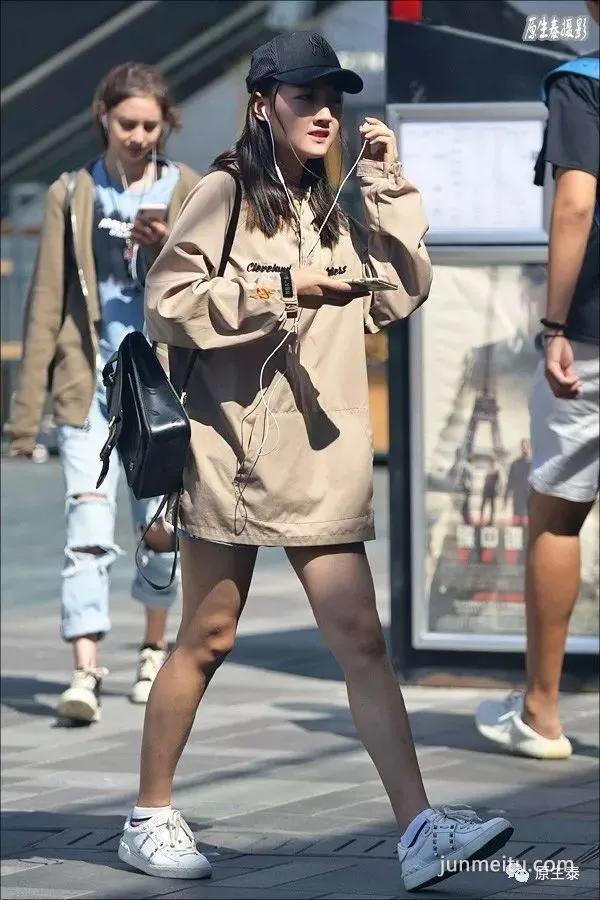 街拍秋季北京美女胡乱穿衣,令人浮想联翩!