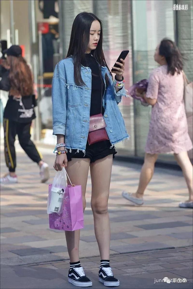 街拍天凉美女依然不舍超短热裤,性感你的眼!